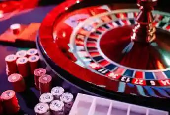 Live Capsa Susun dealer at 8kuda4d login casino table